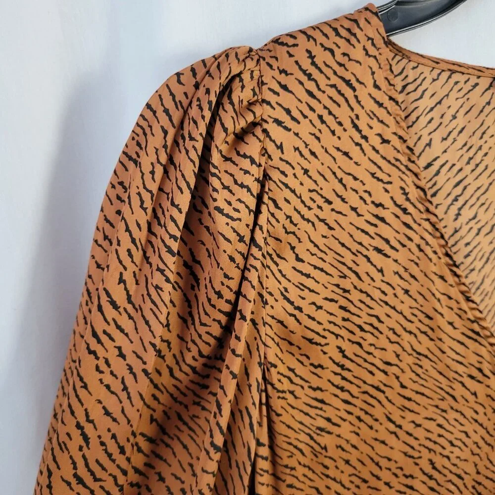 Banana Republic Blouse Pullover geometric V-neck Med. Tall Silky Puff slv Chic